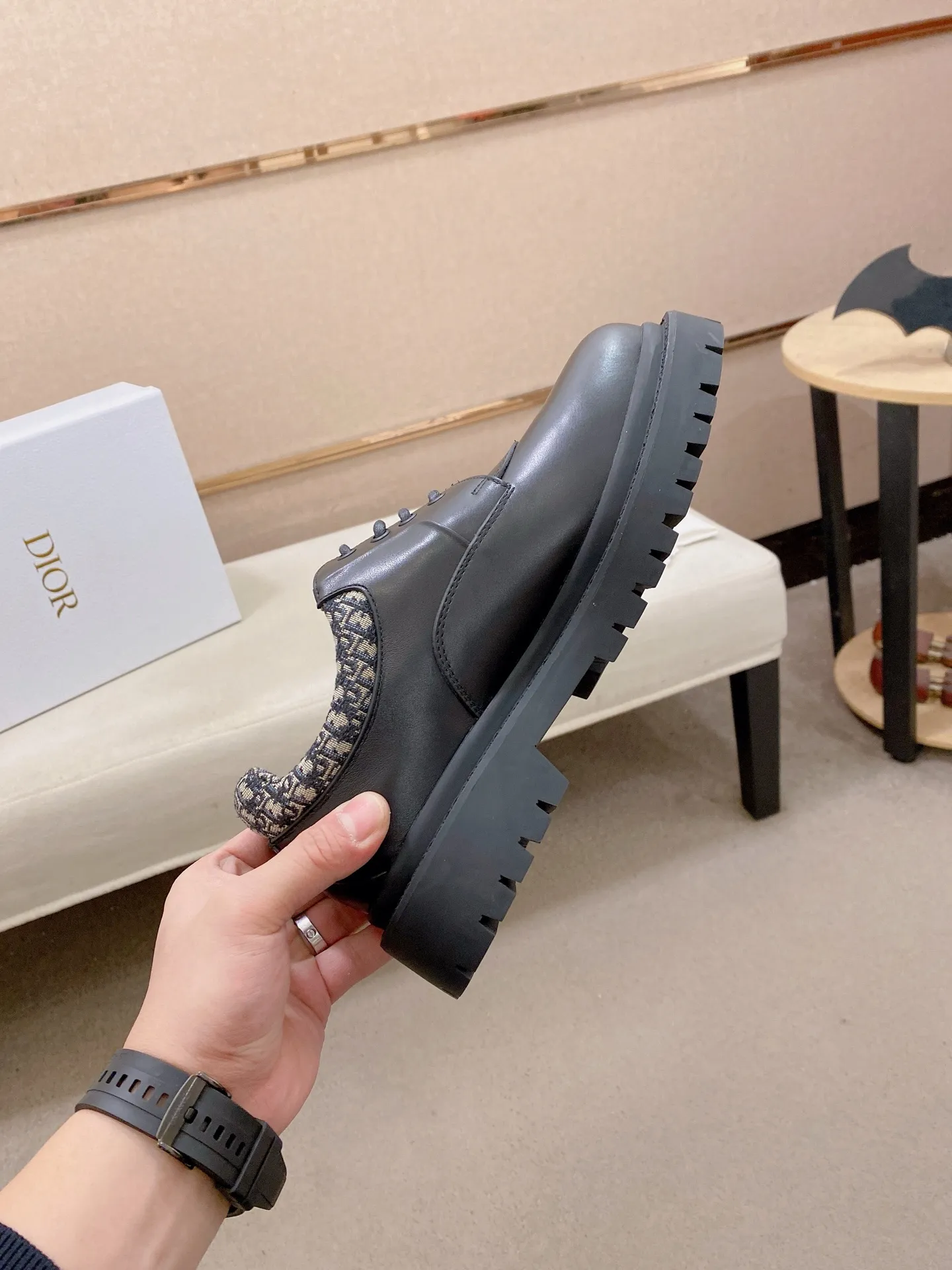 Factory price: 720💰Dior 25 latest men's old-money style leather shoes. They are definitely this year's big hit. They are very good-looking. Simple upper design. Presbyopia embellishment that is highly brand-recognizable. Full of details. The upper foot is grand and the legs are slim. This is just the right thing. Instantly heightens the height. A proper height-increasing tool. The upper is made of imported calfskin. The lining is mixed sheepskin. The original combination rubber outsole. Code number: 39-44. Customized45